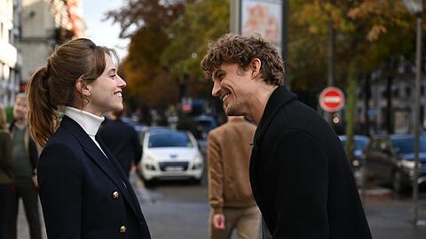 Hey, wir kennen uns doch - aus der Schulzeit in New York: Lou de Laâge und Niels Schneider als kommendes, heimliches Liebespaar in Paris. Denn sie ist verheiratet.