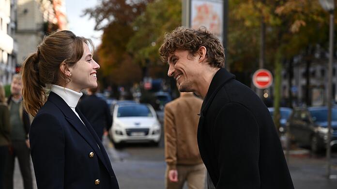 Hey, wir kennen uns doch - aus der Schulzeit in New York: Lou de Laâge und Niels Schneider als kommendes, heimliches Liebespaar in Paris. Denn sie ist verheiratet.