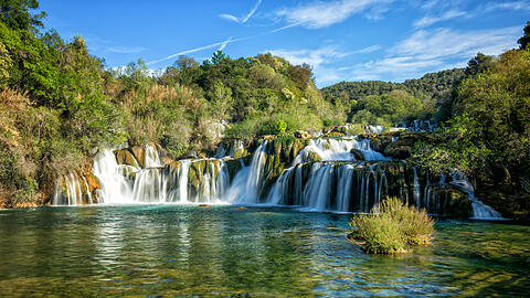 Rund um den Wasserfall Skradinski buk kann man auf Entdeckungstour gehen. Von vielen verschiedenen Tieren bis zu historischen Wassermühlen kann man viel erleben.