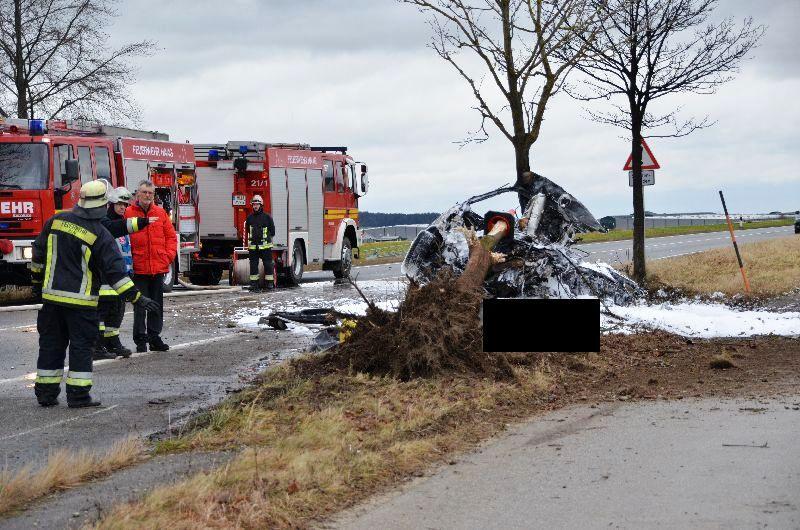 Horror-Unfall am Tag von Heiligabend: Ein Auto ist auf der B12 gegen einen Baum geschleudert. Der Insasse verbrannte im Wrack.