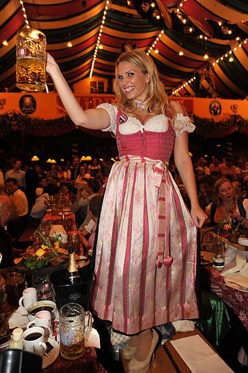 Darf bei der Wiesn-Fete im Hippodrom nicht fehlen: Moderatorin Alessandra Geissel im Dirndl.