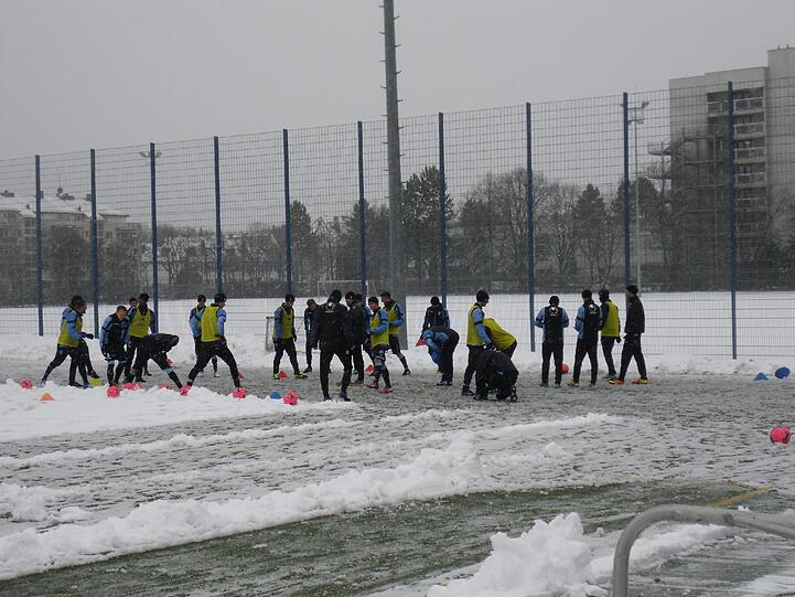 Hart , härter, Alexander Schmidt. Der Trainer des TSV 1860 schickte seine Jungs am Montagvormittag trotz klirrender Kälte, Schneeregen und schneebedeckten Trainingsplätzen raus zum Anschwitzen. Am Abend spielen die Löwen gegen den 1. FC Kaiserslautern. Die Bilder vom Matsch-Training