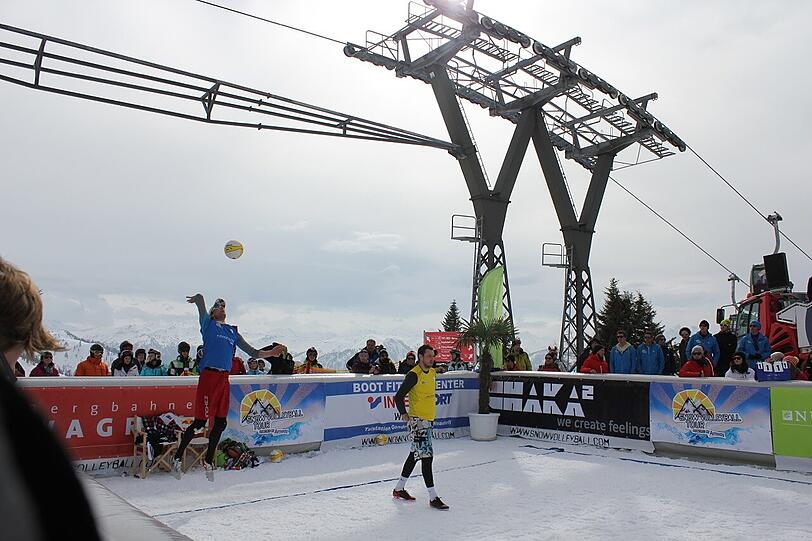 Die besten Bilder vom Turnier der "Snow Volleyball Tour 2013 powered by Amway" auf 1860 Metern Höhe in Wagrain/Österreich.