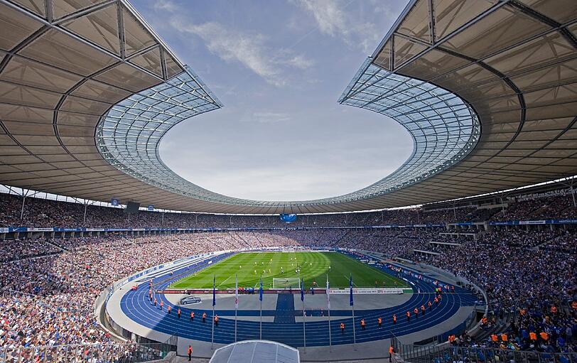 Blick über das ausverkaufte Olympiastadion in Berlin