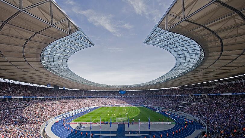 Blick über das ausverkaufte Olympiastadion in Berlin Blick über das ausverkaufte Olympiastadion in Berlin