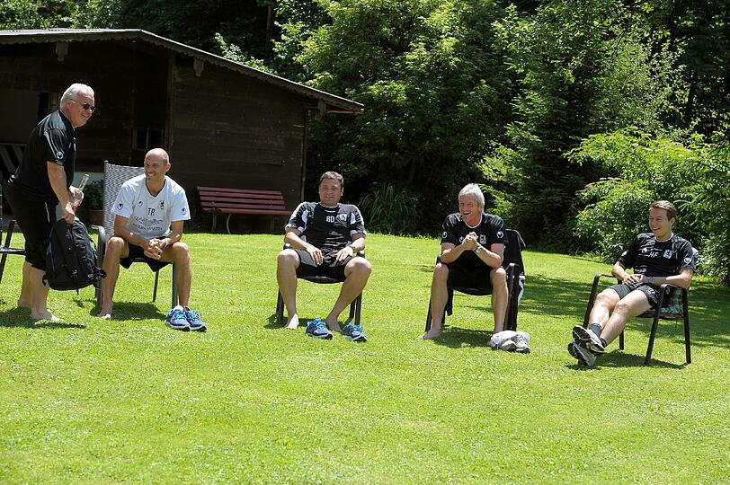 Löwen in freier Wildbahn! Hier die Bilder von den Sechzgern beim Geocaching in Tirol.