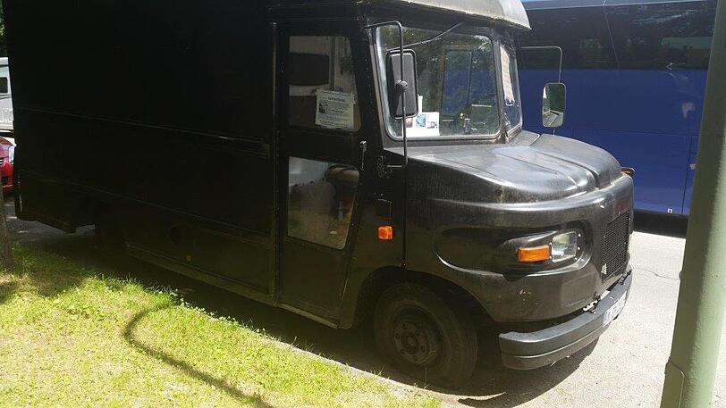 Das Wohnmobil geparkt am Straßenrand.
