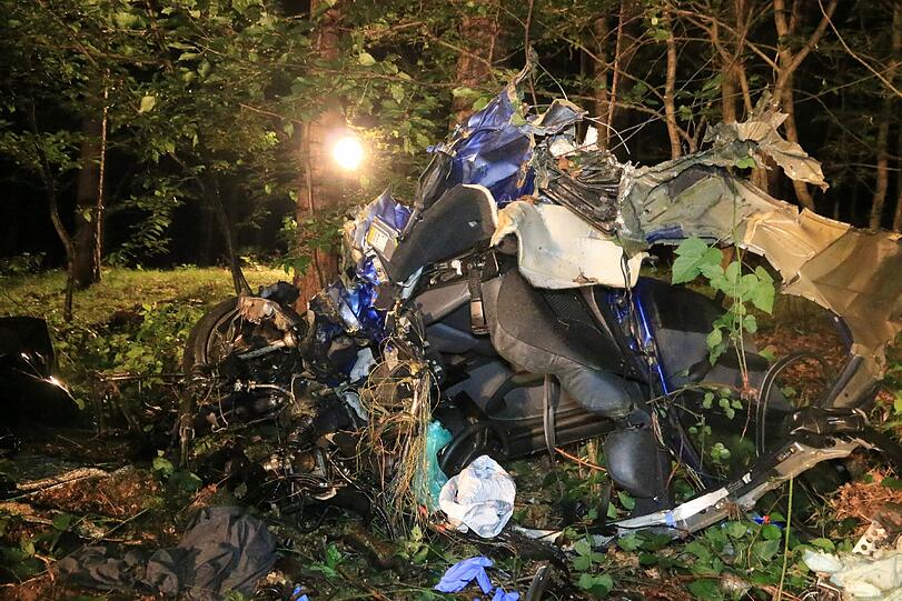 Von dem BMW ist nicht mehr viel zu erkennen. Der Fahrer war sofort tot.