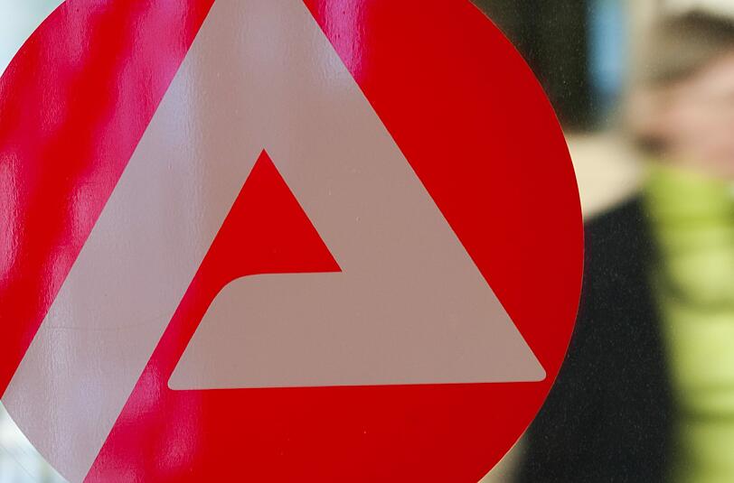 Nach Ansicht von Experten wird die Zahl der Arbeitslosen im kommenden Jahr im Durchschnitt auf 2,62 Millionen sinken. Foto: Uwe Anspach