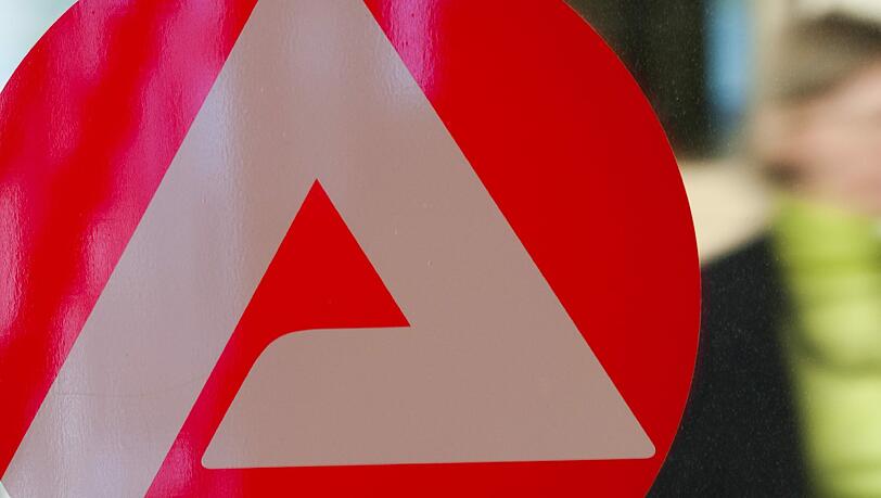 Nach Ansicht von Experten wird die Zahl der Arbeitslosen im kommenden Jahr im Durchschnitt auf 2,62 Millionen sinken. Foto: Uwe Anspach Nach Ansicht von Experten wird die Zahl der Arbeitslosen im kommenden Jahr im Durchschnitt auf 2,62 Millionen sinken. Foto: Uwe Anspach