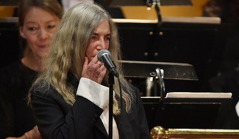 US-Ikone Patti Smith (69) sollte zu Ehren Bob Dylans bei der Nobelpreis-Zeremonie singen. Doch dann hatte die 69-Jährige einen Text-Hänger.
