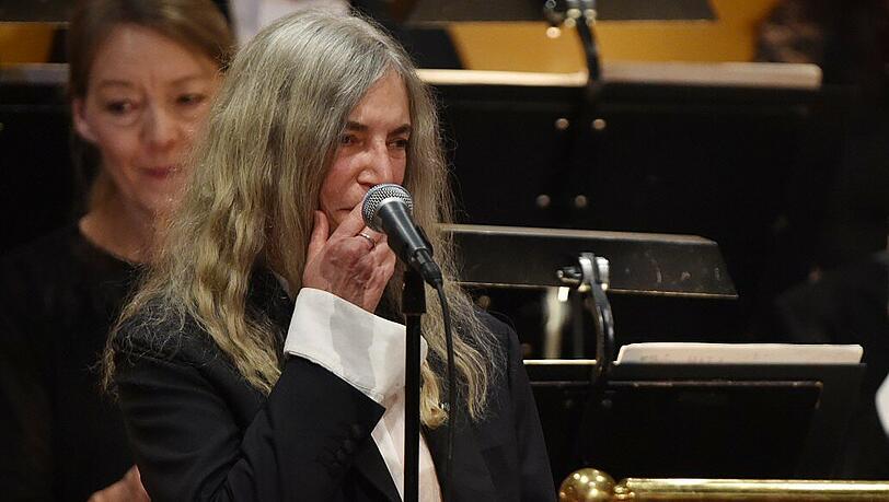US-Ikone Patti Smith (69) sollte zu Ehren Bob Dylans bei der Nobelpreis-Zeremonie singen. Doch dann hatte die 69-Jährige einen Text-Hänger.