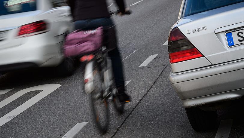 Zwischen der Autofahrbahn und geparkten Wagen ist für eine Radfahrerin nur wenig Platz. Ist es Zufall, dass sich Schlagzeilen über Aggression und Rücksichtslosigkeit im Straßenverkehr häufen? Zwischen der Autofahrbahn und geparkten Wagen ist für eine Radfahrerin nur wenig Platz. Ist es Zufall, dass sich Schlagzeilen über Aggression und Rücksichtslosigkeit im Straßenverkehr häufen?