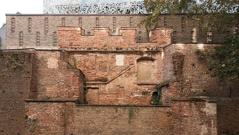 Die Reste der zweiten Stadtmauer und des Jungfernturms an der Jungfernturmstraße.