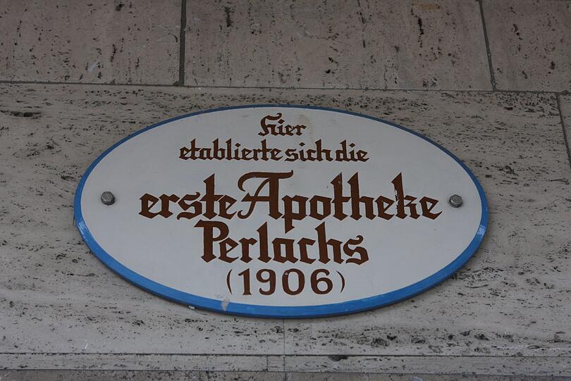 ...und das ist das Schild mit dem historischen Hinweis.