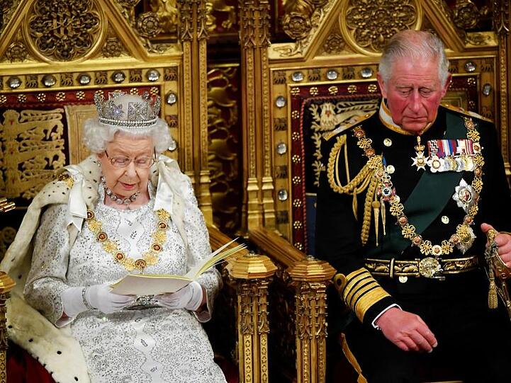 An der Seite ihres Sohnes Kronprinz Charles hält Königin Elisabeth II. ihre 65. "Queen's speech".