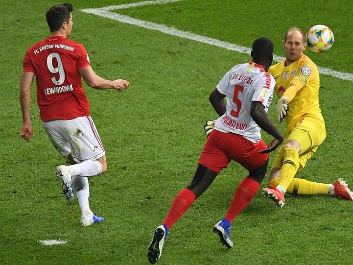 Robert Lewandowski (l) von Bayern überwindet Torwart Péter Gulácsi (l) von Leipzig und erzielt das Tor zum 0:3-Endstand. Foto: Hendrik Schmidt