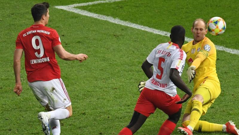 Robert Lewandowski (l) von Bayern überwindet Torwart Péter Gulácsi (l) von Leipzig und erzielt das Tor zum 0:3-Endstand. Foto: Hendrik Schmidt Robert Lewandowski (l) von Bayern überwindet Torwart Péter Gulácsi (l) von Leipzig und erzielt das Tor zum 0:3-Endstand. Foto: Hendrik Schmidt