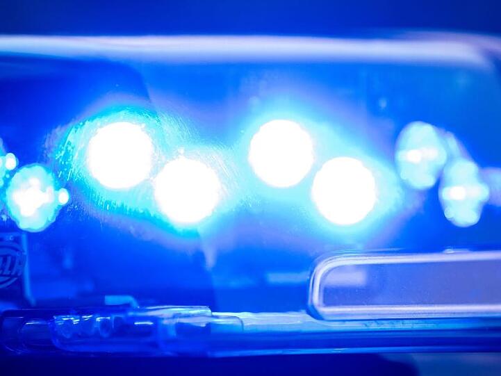 Ein Blaulicht leuchtet an einer Polizeistreife. Foto: Lino Mirgeler/dpa/Symbolbild