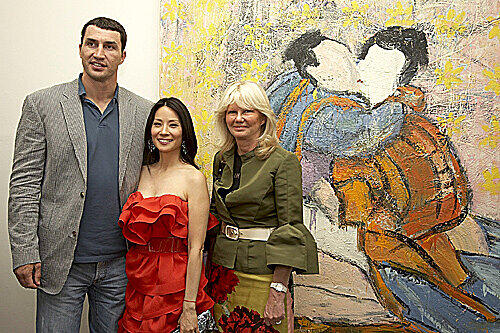 Wo er sich das Bild &bdquo;Mein Erster&ldquo; hinhängen wird? Wladimir Klitschko mit Lucy und Montblanc-Direktorin Ingrid Roosen-Trinks.