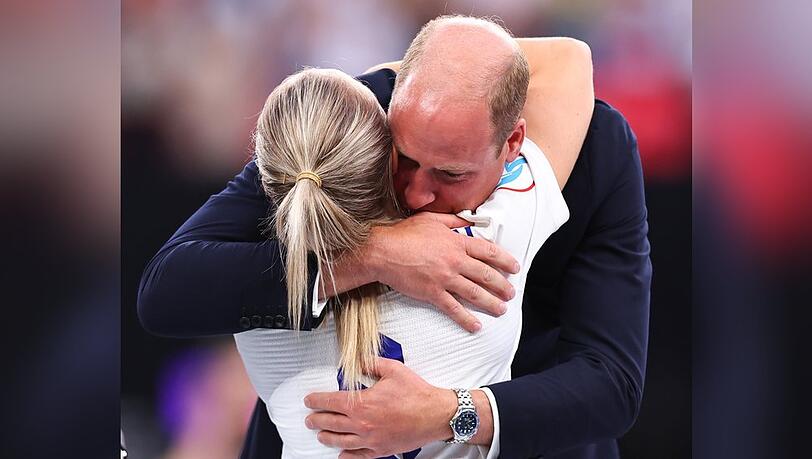 Innige Umarmung: Prinz William umarmte beim Finale die Spielerin Leah Williamson.