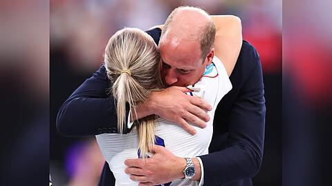 Innige Umarmung: Prinz William umarmte beim Finale die Spielerin Leah Williamson.