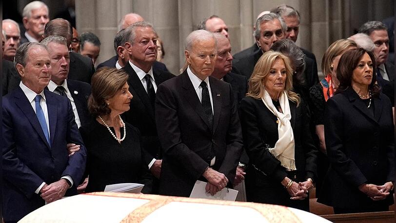 Bei der Trauerfeier von Dick Cheney: George W. Bush, Laura Bush, Joe Biden, Jill Biden und Kamala Harris (v.l.) Bei der Trauerfeier von Dick Cheney: George W. Bush, Laura Bush, Joe Biden, Jill Biden und Kamala Harris (v.l.)