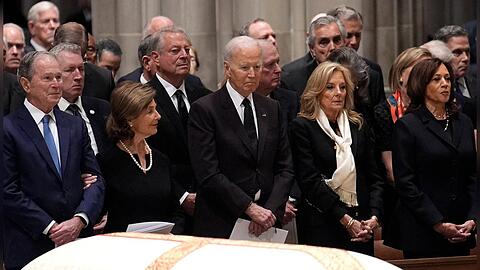Bei der Trauerfeier von Dick Cheney: George W. Bush, Laura Bush, Joe Biden, Jill Biden und Kamala Harris (v.l.)