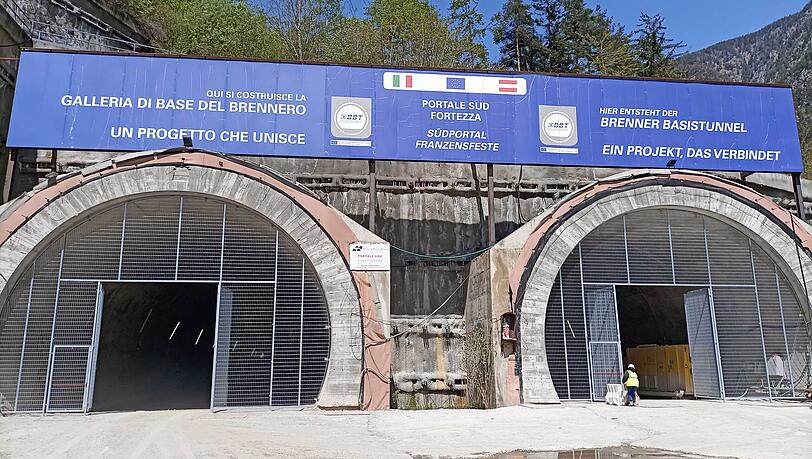 Das Südportal in Franzensfeste in Südtirol, der Knotenpunkt "Kathedrale" mitten im Berg. Das Südportal in Franzensfeste in Südtirol, der Knotenpunkt "Kathedrale" mitten im Berg.