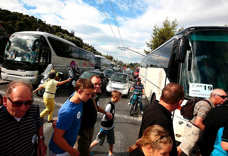 Vereinsamte Bahnhöfe, leer stehende Busse, Autolawinen in den Straßen: Streiks legen öffentlichen Verkehr in Athen lahm. Die Bilder.