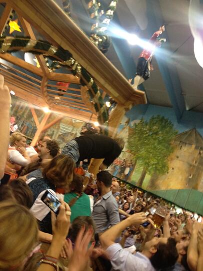 Hosen-Frontmann Campino rockt die Wiesn - sehen Sie hier die besten Bilder aus dem Hacker-Zelt.