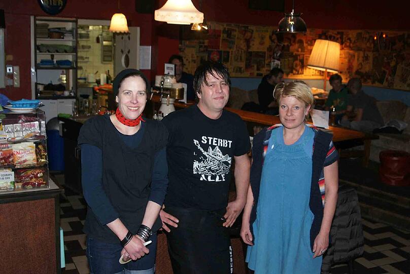 Das neue Team: Christiane Hewelt und Susanne Schreiber (von links), hier mit Koch Frank Haushofer, führen die Kneipe weiter.
