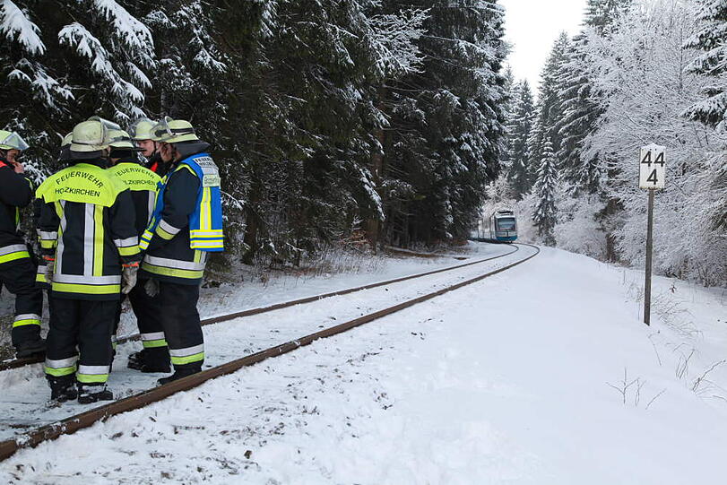 Am Bahnübergang zwischen Piesenkam und Warngau rammt ein Regionalzug ein Auto. Ein Mensch stirbt, weitere werden eingeklemmt.