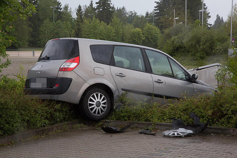 Ein führerscheinloses Mädchen übt auf einem Parkplatz das Autofahren und rast versehentlich in einen Stromkasten.