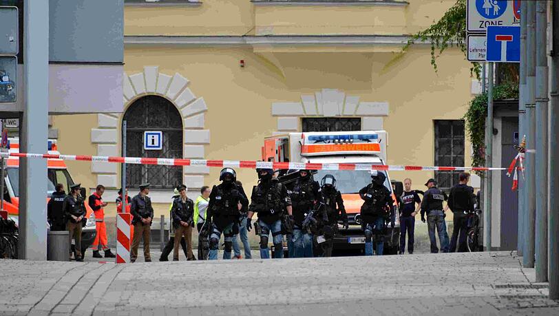 SEK-Beamte und ein Krankenwagen stehen vor dem Ingolstädter Rathaus. Darin hatte sich ein psychisch Kranker mit mehreren Geiseln verschanzt. SEK-Beamte und ein Krankenwagen stehen vor dem Ingolstädter Rathaus. Darin hatte sich ein psychisch Kranker mit mehreren Geiseln verschanzt.