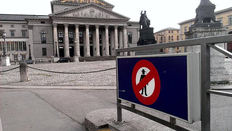 Menschen-Verbot an der Parkhausauffahrt zum Residenztheater.