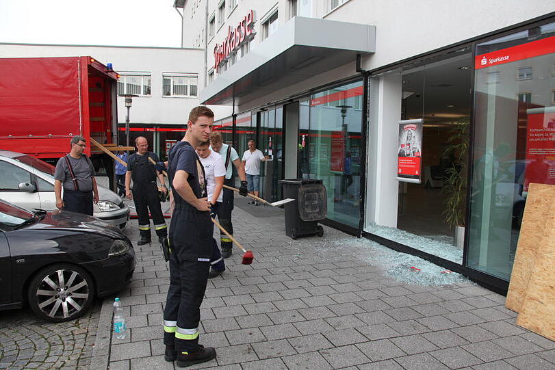 Kurioser Unfall beim Einparken in Waldkraiburg. Die Bilder vom Crash in die Sparkasse.