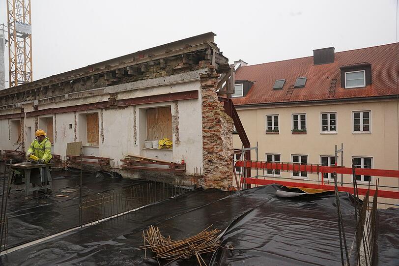 Auf dem Neubau: Bis zum dritten Stockwerk ist das Gebäude bereits fertig.