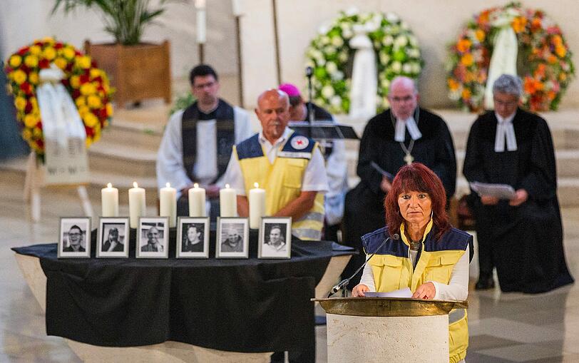 Gut drei Wochen nach dem verheerenden Brand in einem Gästehaus im oberbayerischen Schneizlreuth haben Hunderte Angehörige, Freunde und Arbeitskollegen der sechs Todesopfer gedacht. Die Bilder!