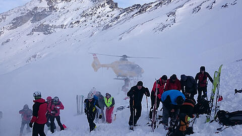 Bei einem Lawinenunglück in Tirol sind am Samstag fünf tschechische Alpinisten ums Leben gekommen. Im Bild die Rettungskräfte auf dem Lawinenkegel.