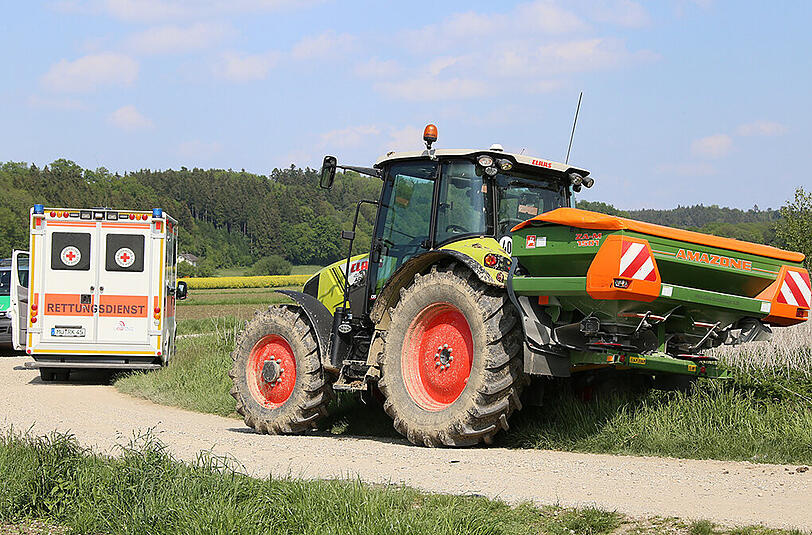 An einer Engstelle stießen ein Transporter und ein Traktor zusammen - der Pkw landete im Bach. Die Bilder.