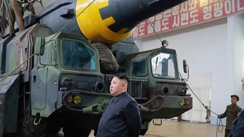 Das Standbild eines Videos, welches vom nordkoreanischen Fernsehsender KRT am 15.05.2017 ausgestrahlt und über die Associated Press am 21.05.2017 zur Verfügung gestellt wurde, zeigt Nordkoreas Staatschef Kim Jong Un auf einem angeblichen Testgelände für Raketen.
