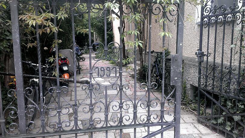 1991 steht auf diesem Gatter. Das ist auch schon 22 Jahre her...
