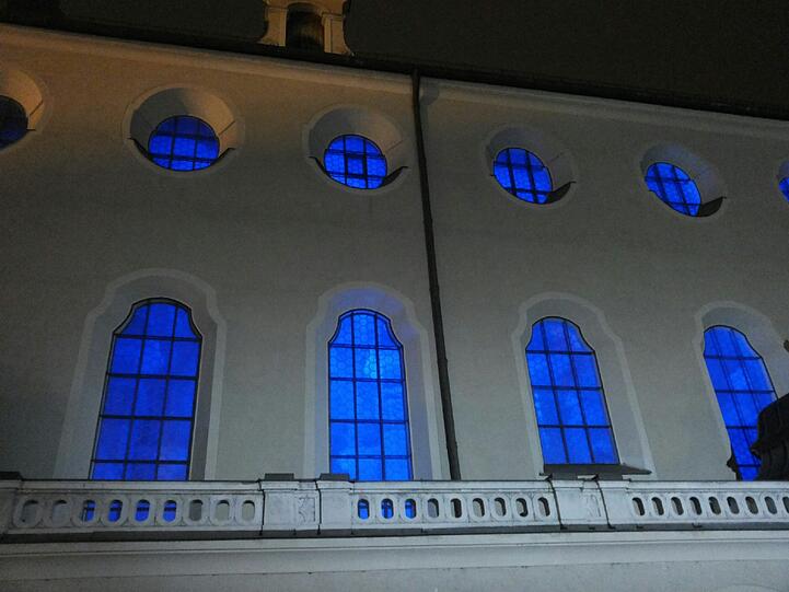 Sämtliche Fenster schimmern blau. Nix wie rein!