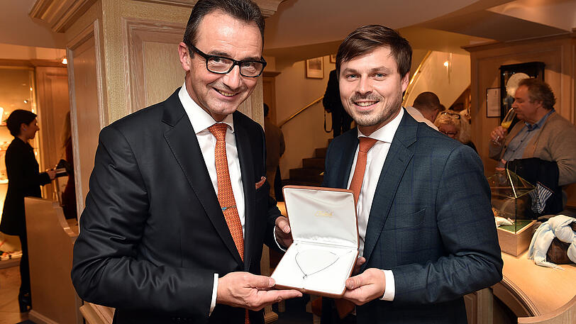 Hochkarätiges für eine gute Sache: Die Fridrich-Geschäftsführer Stephan Lindner und Korbinian Fridrich mit dem 11 000-Euro- Diamant-Collier, dessen Erlös bei Verkauf an die
Stiftung Lichtblick Seniorenhilfe geht