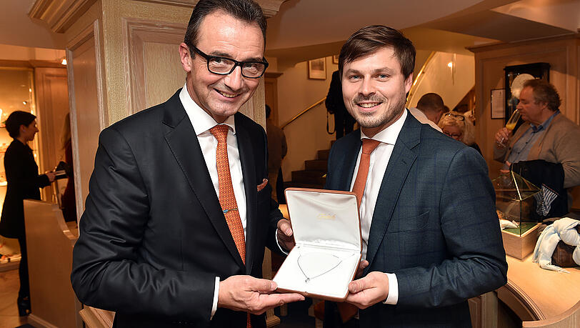 Hochkarätiges für eine gute Sache: Die Fridrich-Geschäftsführer Stephan Lindner und Korbinian Fridrich mit dem 11 000-Euro- Diamant-Collier, dessen Erlös bei Verkauf an die
Stiftung Lichtblick Seniorenhilfe geht