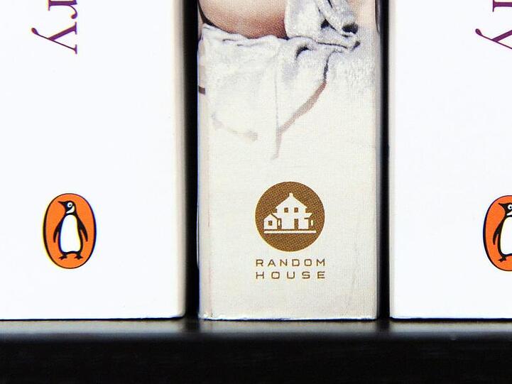 Bücher von Penguin Books und Random House stehen in einem Regal in einem Buchladen. Nun gehört der Verlag ganz zu Bertelsmann.