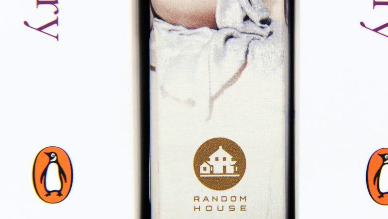 Bücher von Penguin Books und Random House stehen in einem Regal in einem Buchladen. Nun gehört der Verlag ganz zu Bertelsmann. Bücher von Penguin Books und Random House stehen in einem Regal in einem Buchladen. Nun gehört der Verlag ganz zu Bertelsmann.