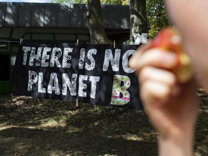 Ein Plakat vor dem Fridays-for-Future-Kongress in Dortmund. Eine Mehrheit der Deutschen will keine Verbote, um die Klimakrise zu bekämpfen.