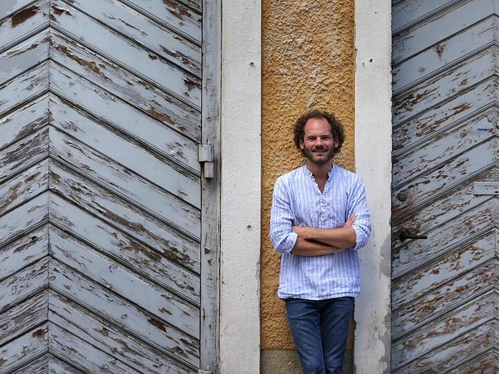 Kabarettist Maxi Schafroth steht an einer Tür. Foto: Karl-Josef Hildenbrand/Archiv